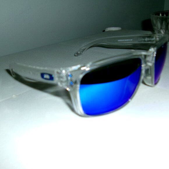 Oakley Accessories - Womens Oakley Sunglasses Polarized Saphire PRIZM Lens  "LIKE NEW"